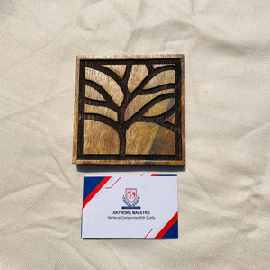 Sous-verre en bois artisanal, motif arbre, gravé sur mesure avec logo pour restaurants - Product Image 1