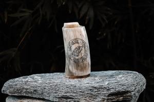 Taza de cuerno para beber vikingo con grabado personalizado Taza de aguamiel de cerveza de cuerno natural Estilo medieval - Product Image 3