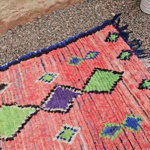 Tapis Boucherouite marocain authentique fait main, style bohème chic, coloré, vintage, artisanat Atlas, décoration. - Product Image 1