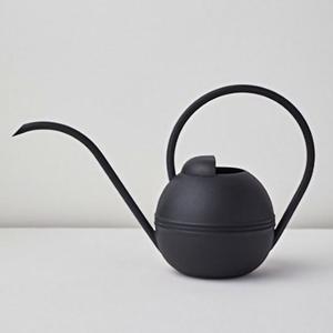 Arrosoir noir contemporain avec bec courbé allongé et poignée haute en boucle pour le jardinage - Product Image 4