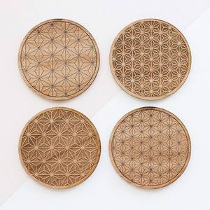 Dessous de verre en bois découpé au laser avec fleur géométrique Protection de table en bois naturel avec sous-verres pour décorations de table - Product Image 1