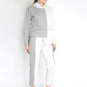 ชุดวอร์มผู้หญิงแบบมีฮู้ด 2 ชิ้น ผ้าโพลีเอสเตอร์ 100% แห้งเร็ว แขนยาว สไตล์ลำลอง ลายเรียบ สำหรับฤดูหนาว ขายส่ง - Product Image 1