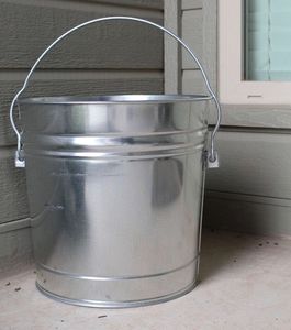 Encantador cubo galvanizado para plantas o arreglos florales en cocinas de estilo rural o casas vintage - Product Image 2