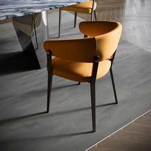 Chaise ergonomique traditionnelle orange et noire avec structure en aluminium et cuir synthétique pour le mobilier de salon - Product Image 5