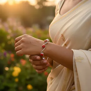 กำไลข้อมือเงินชุบประดับปะการัง ดีไซน์คลาสสิก เครื่องประดับแฟชั่นสำหรับทุกเพศ วัสดุโลหะผสม ประดับด้วยหินสีแดง - Product Image 3
