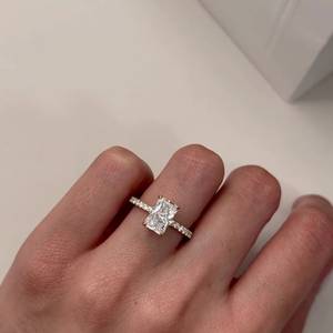 Anillo de Compromiso de Oro Amarillo con Corte Radiante Certificado por IGI, con Halo Oculto y Banda Pavé de Diamantes - Product Image 3