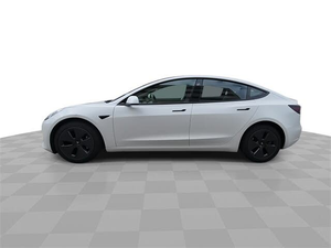 Tesla Model 3 berline électrique 2024, propulsion arrière, 5 places, phares LED, toit ouvrant panoramique, transmission automatique, intérieur en cuir - Product Image 2