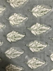 Tela de Algodón Estampada a Mano en Gris con Motivo de Hojas Tradicionales, Textil Artesanal Indio - Product Image 2