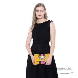 Pochette da Donna con Ricamo a Forma di Ape e Perline Fatte a Mano |   Verde Bottiglia di Zafferano per Colori |   Borsa da Sera Artigianale Vintage |   Chiusura Magnetica | - Product Image 1