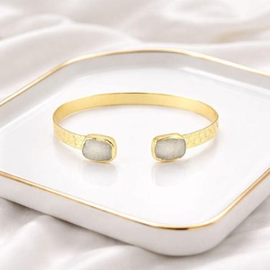 Pulsera ajustable de piedra lunar natural sin cortar, chapada en oro de 18 quilates, con textura martillada, brazalete abierto frontal - Product Image 6
