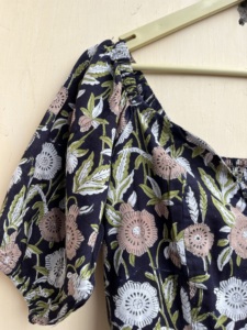Vestido indio de algodón estampado de bloques a mano 100% algodón estilo casual con técnicas bordadas y decoración de borlas - Product Image 2