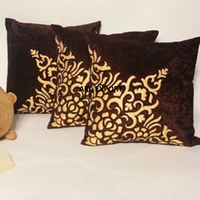 Fournisseurs en gros de matériau moderne en velours de couleur noire avec ligne dorée Ensemble de canapés design fantaisie Coussin décoratif