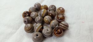 Perles de verre rondes marron et blanc de taille 6 mm idéales pour les créateurs de bijoux et les magasins de perles pour la fabrication de bijoux - Product Image 6