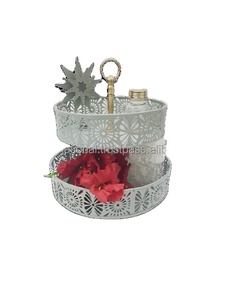 Plateau décoratif à deux niveaux en métal écologique avec découpes florales et poignée dorée pour la présentation de gâteaux - Product Image 5