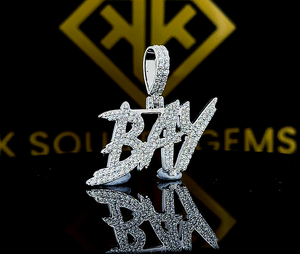 Présentant un pendentif hip hop glacé en or blanc exquis avec diamant labgrown parfaitement conçu pour le style et la sophistication des hommes - Product Image 1