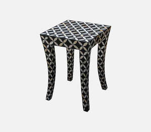 Table d'appoint de luxe avec incrustation de nacre, motif floral géométrique noir, pieds incurvés carrés, mobilier moderne pour la maison - Product Image 6