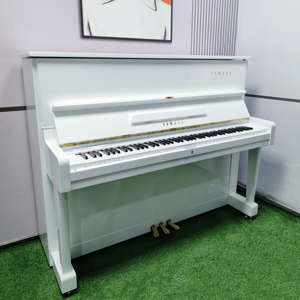 Piano Vertical Clásico Yamaha U1D, Importado de Japón, Artesanía Superior, Acabado Blanco de Alta Calidad, Rendimiento Suave - Product Image 1