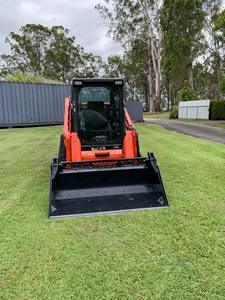 Chargeuse sur pneus Kubota SVL75-2 d'occasion de haute qualité |   Chargeuse sur chenilles de 4 tonnes avec une capacité de charge utile de 2 300 lb |   Certifié EPA - Product Image 2