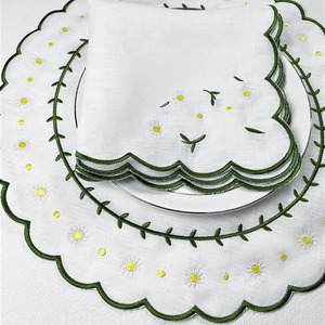 ที่กําหนดเองปักผ้าลินินสีขาวกลม Placemat ผ้าเช็ดปากชุดการ์ตูนดวงอาทิตย์ Scalloped เสื่อขอบงานแต่งงานบ้านโรงแรมเหตุการณ์ล้างทําความสะอาดได้ - Product Image 5