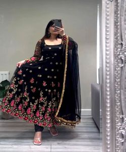 Vestido Ropa islámica Elegante ropa de recepción Net Top Sharara Set con impresionante trabajo de diamantes y estampado de cheques elegante - Product Image 2