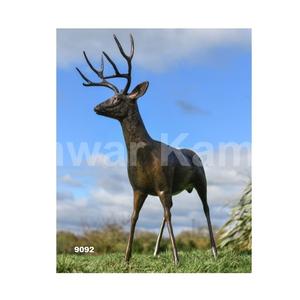 Sculpture de cerf debout en or brossé de style traditionnel de haute qualité pour la décoration de parc de jardin - Product Image 1