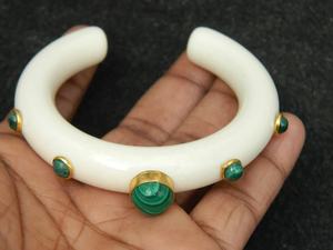 Brazalete de resina hecho a mano, brazalete de Color marfil con piedras preciosas - Product Image 4