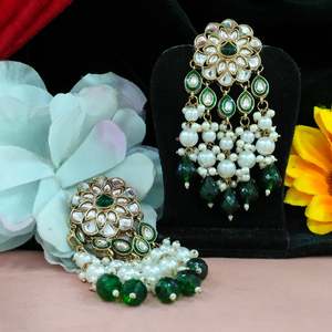 Boucles d'oreilles Kundan au design classique moderne avec perles suspendues Pierres non coupées Meilleure qualité Mode Dangle Regal Touch Pierres non coupées - Product Image 1