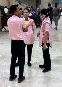 Tunique rayée rose et blanche pour femme avec pantalon noir uniforme de personnel de ménage d'hôtel - Product Image 3