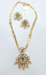 Precioso conjunto de collar con colgante Kundan para mujer con piedras verdes y pendientes perfectos para bodas, compromisos y eventos - Product Image 6