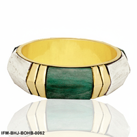 Bracelet manchette artisanal en corne naturelle blanche avec incrustation de pierre verte, motif géométrique, pour occasions festives féminines