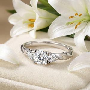Anillo de Promesa Jeulia con Tres Piedras en Espiral - Plata de Ley con Moissanita Chapada en Rodio - Product Image 4