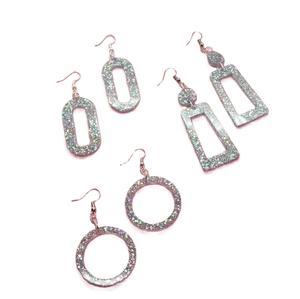 Pendientes colgantes de resina Beachy Boho Summer Trends Pendientes redondos de resina Joyería inspirada en la naturaleza ecológica - Product Image 1