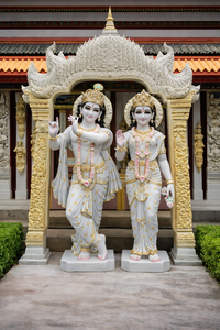 Statue en marbre Radha Krishna élégante et durable avec sculpture et sculpture en pierre exquise pour le salon et l'extérieur - Product Image 2