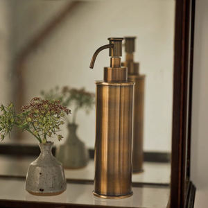 Distributeur de savon en métal moderne, design élégant, finition inoxydable, pompe à savon liquide réutilisable pour salles de bains - Product Image 1