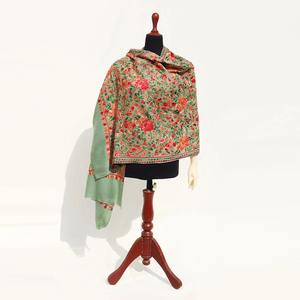 Chal de Terciopelo de Poliéster Sólido de Estilo Vintage con Bordado y Borlas, Transpirable y Elegante para el Invierno - Product Image 2