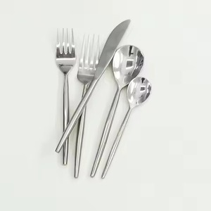 Ensemble de couverts en acier miroir sans danger pour les aliments à poignée torsadée jetable pour le service et la consommation de dessus de table d'hôtel de mariage - Product Image 3