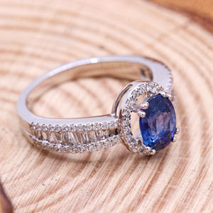 Piedra preciosa de zafiro azul con forma ovalada natural y anillo lujoso de diamantes, joyería de oro blanco de 18K para venta al por mayor - Product Image 2