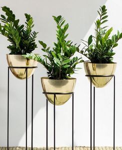 Jardinière décorative élégante en cuivre, conçue pour compléter les arrangements de jardin de balcon avec des fleurs saisonnières et des plantes luxuriantes - Product Image 3