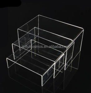 Elevador de acrílico moderno de tres niveles para exhibir sus productos de belleza con diseño elegante - Product Image 2