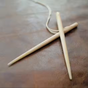 Aguja de hueso artesanal para costura creativa por Crescent Crafts - Product Image 6