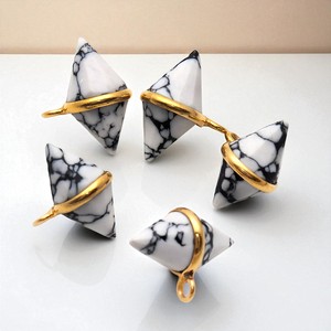 Colgante de piedras preciosas de howlita chapado en oro de doble punta de 19x16mm con fianza para la fabricación de joyas - Product Image 1