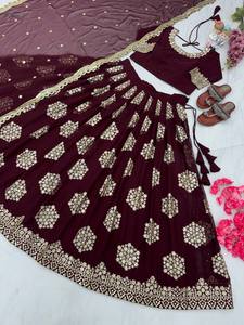 Nuevo diseñador Lehenga-Choli con bordado pesado - Product Image 4