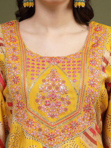 Kurti Anarkali en rayonne brodée couleur moutarde pour femme, coupe trapèze longueur genou, design magnifique, le plus vendu, idéal pour les occasions festives, vente en gros - Product Image 6