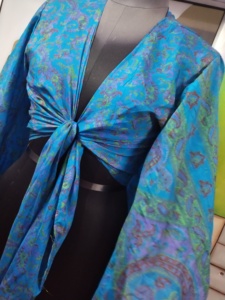 Elegante Top corto de seda modesto con cuello en V profundo, mangas largas de campana y corbata frontal envolvente, estilo informal, cómodo para el día o la noche - Product Image 4