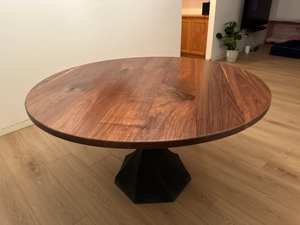 Table basse ronde de luxe faite à la main en bois de noyer massif, finition lisse, plateau circulaire avec base métallique stable - Product Image 2