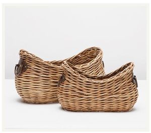 Cesta de mimbre de tonos neutros con diseño minimalista para organizar artículos de tocador de uso diario en baños inspirados en Spa - Product Image 5