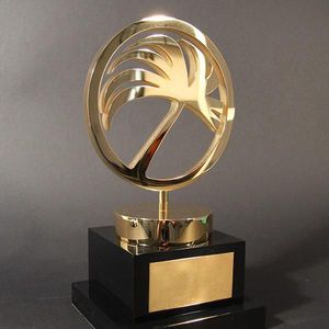 Trophée en métal au design haut de gamme avec éléments artisanaux pour les événements annuels d'appréciation des performances - Product Image 5