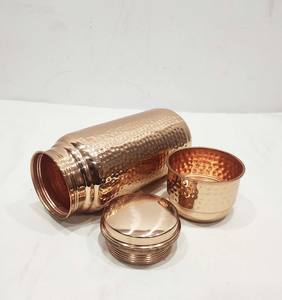 Bouteille d'eau en cuivre pur de qualité supérieure pour des bienfaits ayurvédiques pour la santé et une hydratation quotidienne dans un design martelé élégant - Product Image 2
