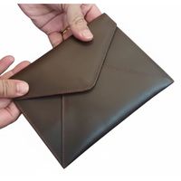 Pochette en cuir faite à la main, élégante et fine, pour tablette, idée cadeau minimaliste de luxe, style unisexe