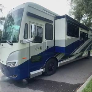 LA MEJOR OFERTA Autocaravana de Lujo Clase A Tiffin 40IP con Motor Diésel I6, Transmisión Automática, RV Familiar para 9 Pasajeros - Product Image 1